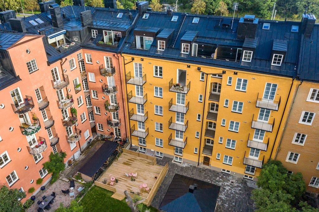 Innergården sedd från taknivå, med grönska runt gårdens kanter.